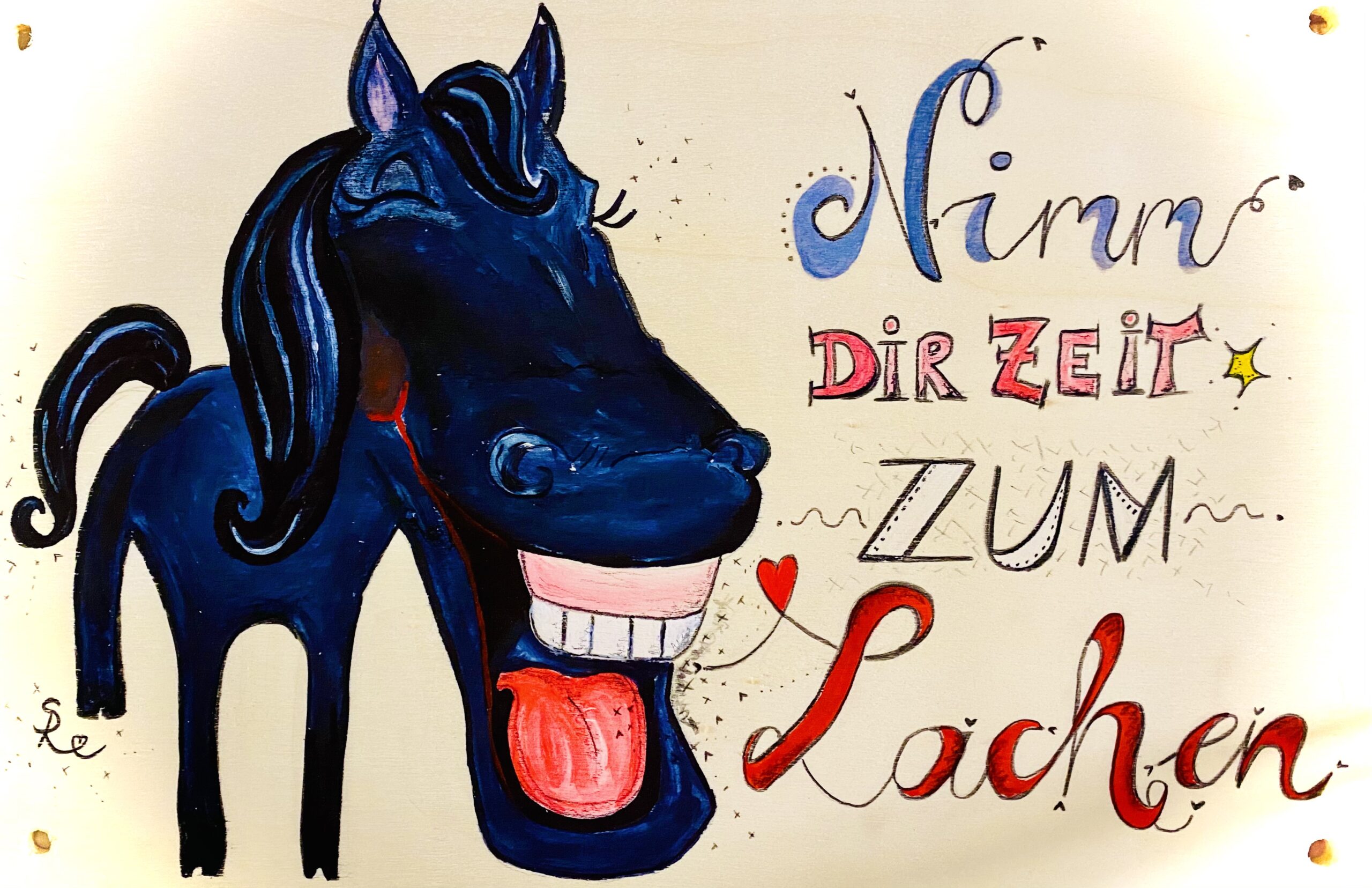 Das schwarze Pferd zeigt beim Lachen seine Zähne.